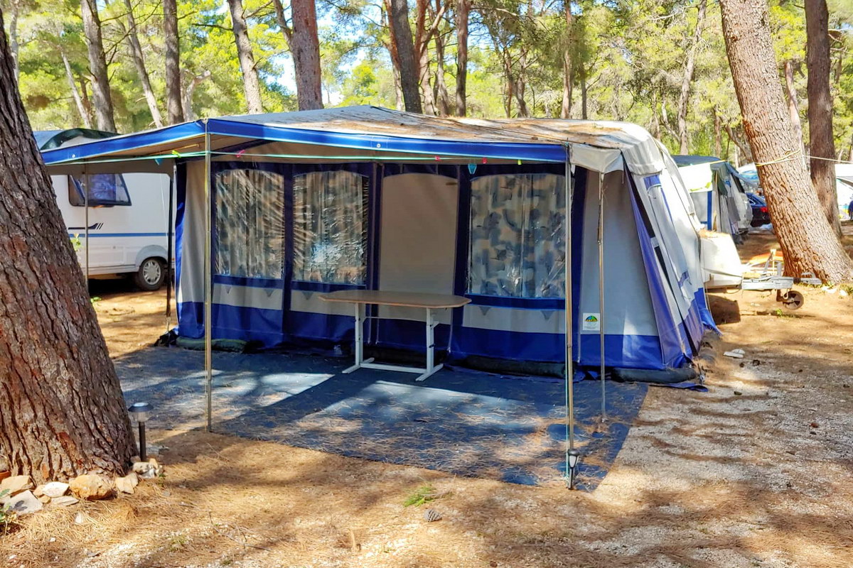 Nakup kamp opreme in baldahinov v Camping Orehek