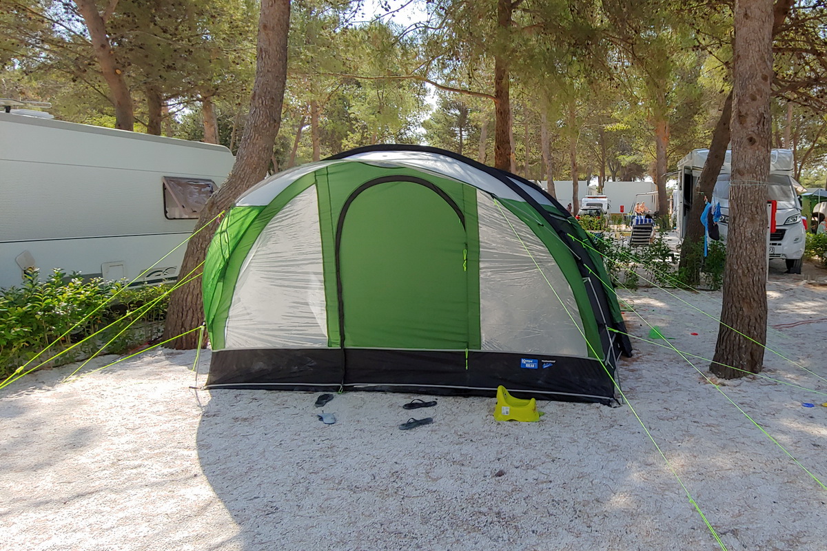 Nakup šotora in kamping opreme v trgovinah po Sloveniji