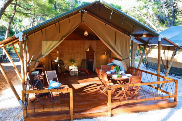 V kampu Čikat omogočajo najem glamping safari šotorov1