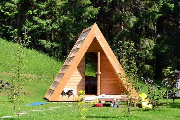 Kamp Bled - šotori iz lesa oz. gozdne vile - začetki glampinga v Sloveniji
