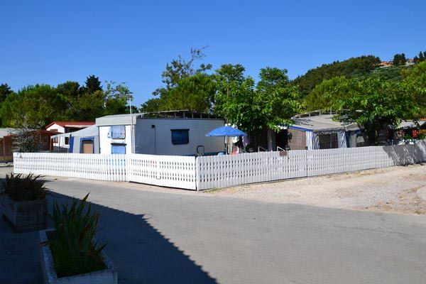 Kamp Park Soline v Biogradu vabi na kampiranje na odlično urejene parcele ter v mobilne hišice