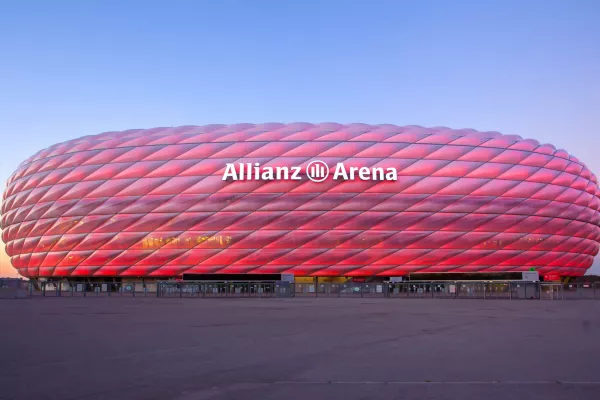 Pogled na nogometni stadion ob sončnem zahodu © Allianz Arena