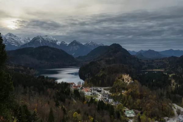 Pogled na jezero Alpsee v Hohenschwangauu © Bayerische Schlösserverwaltung / Martha Feustel