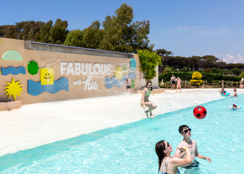 hu Fabulous Village Pool Fun 