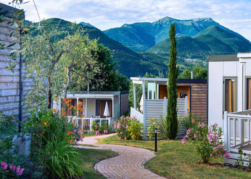 Weekend Glamping Resort Exterior Mobile Home Pathway III 