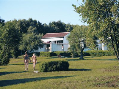 Naturistički kamp Koversada apartman pogled izvana | AdriaCamps